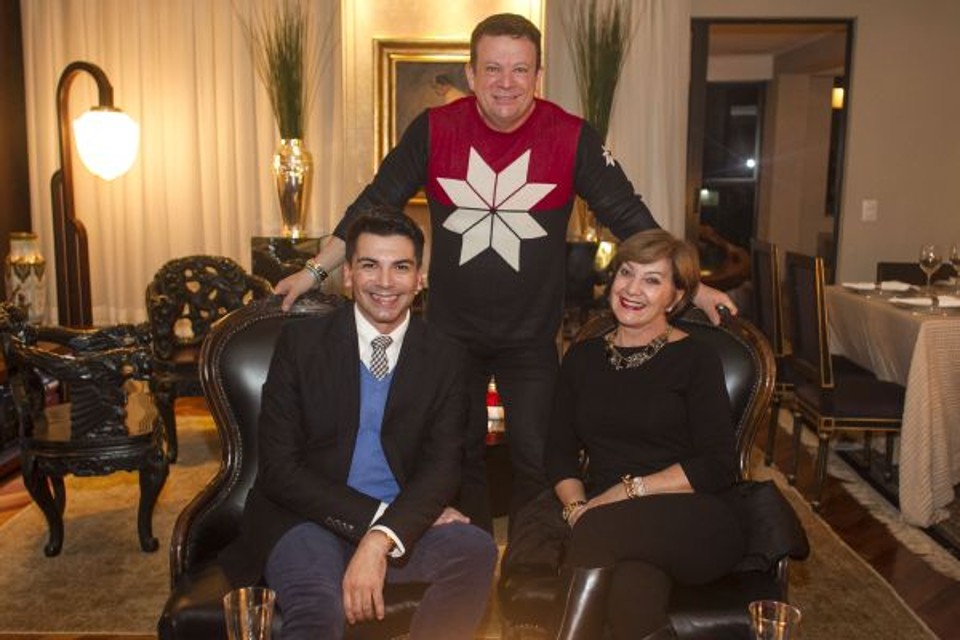 O médico Eliseu Portugal (em pé) promoveu na quinta-feira jantar petit-comité em sua cobertura para comemorar os aniversários do tarólogo Paulo Stradiotto e da empresária Solange Elias. Entre o seleto grupo de convidados estava o elegante antiquário Roberto Soares | Diego Pisante