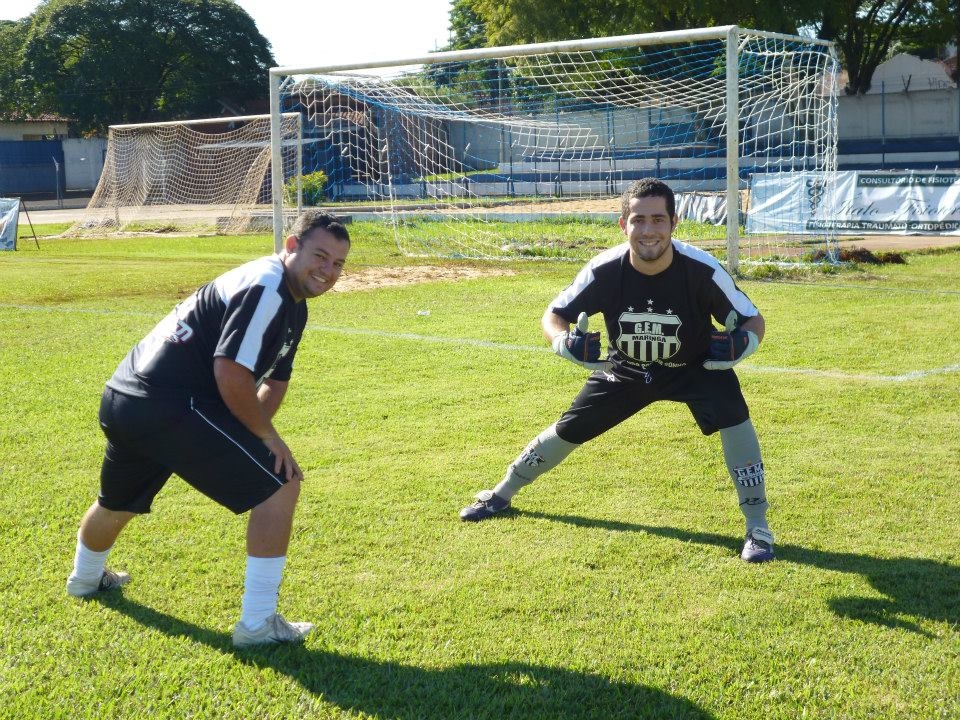 Com apenas 11 atletas em condições de jogo, o atacante Batata precisou jogar improvisado como goleiro | Divulgação/GEM