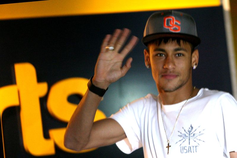 Neymar acena para fãs. Ele assinou contrato com o Barcelona nesta segunda-feira | Guilherme Dionizio / Folhapress