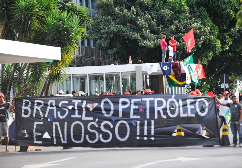 Protesto do Movimento dos Sem Terra no Ministério das Minas e Energia, em Brasília: manifestantes querem forçar o governo a cancelar a rodada de concessões de campos de petróleo | Antônio Cruz/Agência Brasil