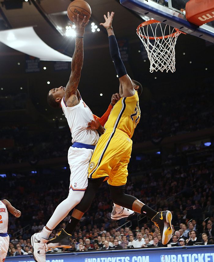 J.R. Smith, do New York Knicks, vai para a cesta diante de Paul George, do Indiana Pacers | Mike Segar / Reuters
