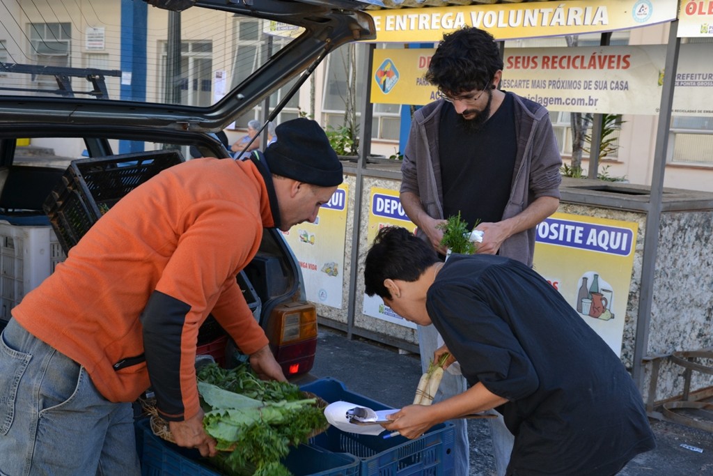 A encomenda de legumes, grãos, verduras e queijos é levada a três pontos preestabelecidos.