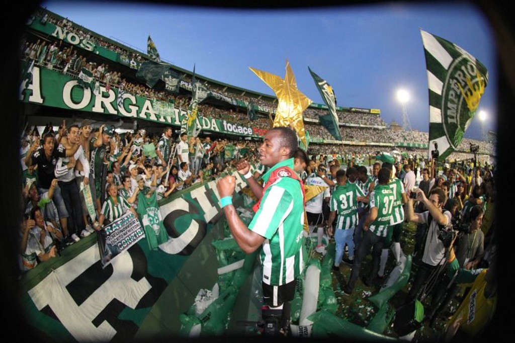 O angolano Geraldo, um dos cinco alviverdes a participar de todas as conquistas desde 2010, comemora com a torcida: doce rotina
