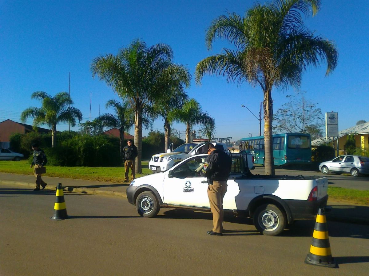 Policiais revistaram pessoas e veículos para o início da operação de instalação da unidade | Aniele Nascimento/Agência de Notícias Gazeta do Povo