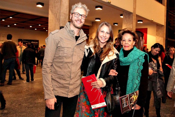 O ator e cineasta Guilherme Weber foi assistir na quinta-feira à apresentação da companhia eslovena Maribor Ballet, que encerrou o festival O Boticário na Dança, no Guairão. Estava acompanhado da mãe, Edna, e da sobrinha Tiziana. Até chegar à sua cadeira foi bastante tietado pelas fãs, posando para fotos e dando autógrafos | Gisele Koprowski