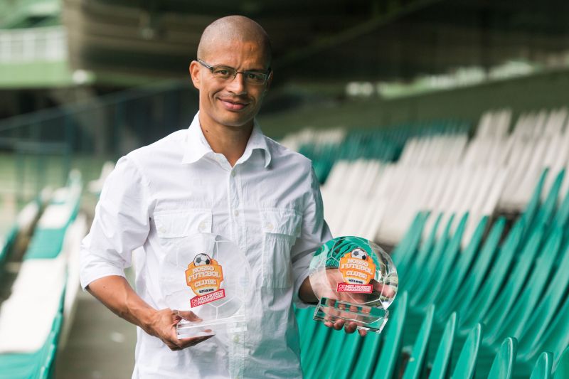 Alex exibe os troféus de artilheiro e craque do Estadual, em premiação da Gazeta do Povo | Brunno Covello/ Gazeta do Povo