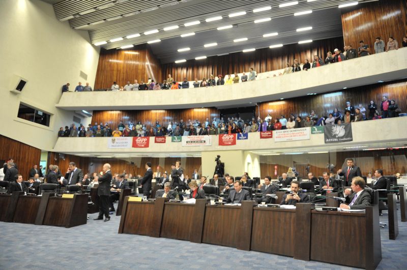 Servidores estaduais acompanharam a votação: vaias ao secretário da Fazenda, que defendia o reajuste em duas parcelas | Sandro Nascimento/Alep