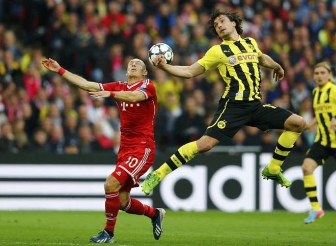 Robben e Hummels em disputa pelo alto. Craque do Bayern recebeu marcação forte |