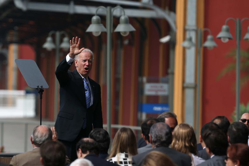 O vice-presidente dos Estados Unidos, Joe Biden, durante visita ao Armazém 3 do Píer Mauá, na Zona Portuária do Rio de Janeiro. Amanhã, ele irá a Brasília | Pilar Olivares/Reuters