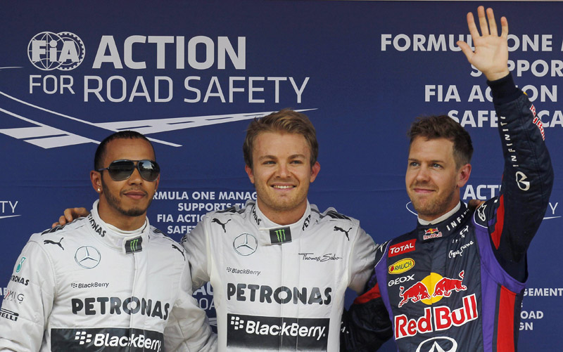Nico Rosberg (central), da Alemanha, celebra a pole position no GP da Espanha. Ao lado dele, Lewis Hamilton (à esquerda) e Sebastian Vettel | REUTERS/Albert Gea