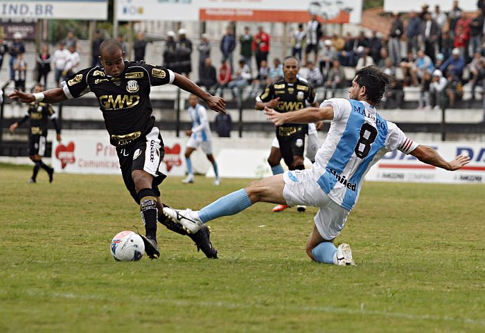 Jácio passa pela marcação de Germano na vitória do Operário sobre o Londrina | Josué Teixeira / Gazeta do Povo