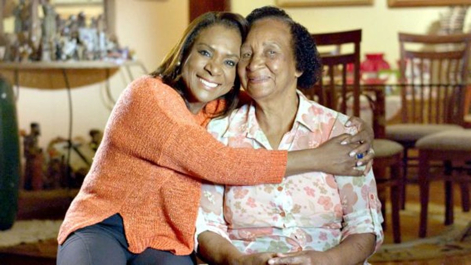A jornalista Dulcineia Novaes, repórter da RPC TV, com sua mãe, Maria Aparecida Novaes, na campanha especial pelo Dia das Mães em que repórteres e apresentadoras da emissora aparecem ao lado de suas mães e filhos | Divulgação/RPC TV
