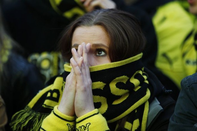 Torcedora do Borussia apreensiva durante a primeira etapa da final |
