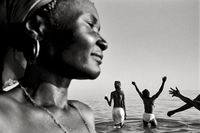 Bord de mer, região Norte do Haiti 2001 Em 5 de setembro, peregrinos vestidos de branco batismal se dirigem ao povoado de Bord-de-Mer-de-Limonade |