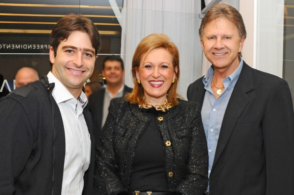 Em noite orquestrada pela Hotfloor Calefação Ambiente e a Construtora e Incorporadora Laguna, com direito à degustação de vinhos da Porto a Porto, o empresário e anfitrião, Gabriel Raad, com a light designer Regina Bruni e o arquiteto Rodolfo Doubek Filho | Gerson Lima