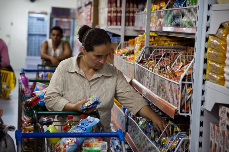 O valor extremo para as compras mensais nos armazéns também aumenta a partir desta sexta (2): de R$ 350 passará a R$ 400 para famílias com mais de três pessoas | Brunno Covello/ Prefeitura Municipal de Curitiba