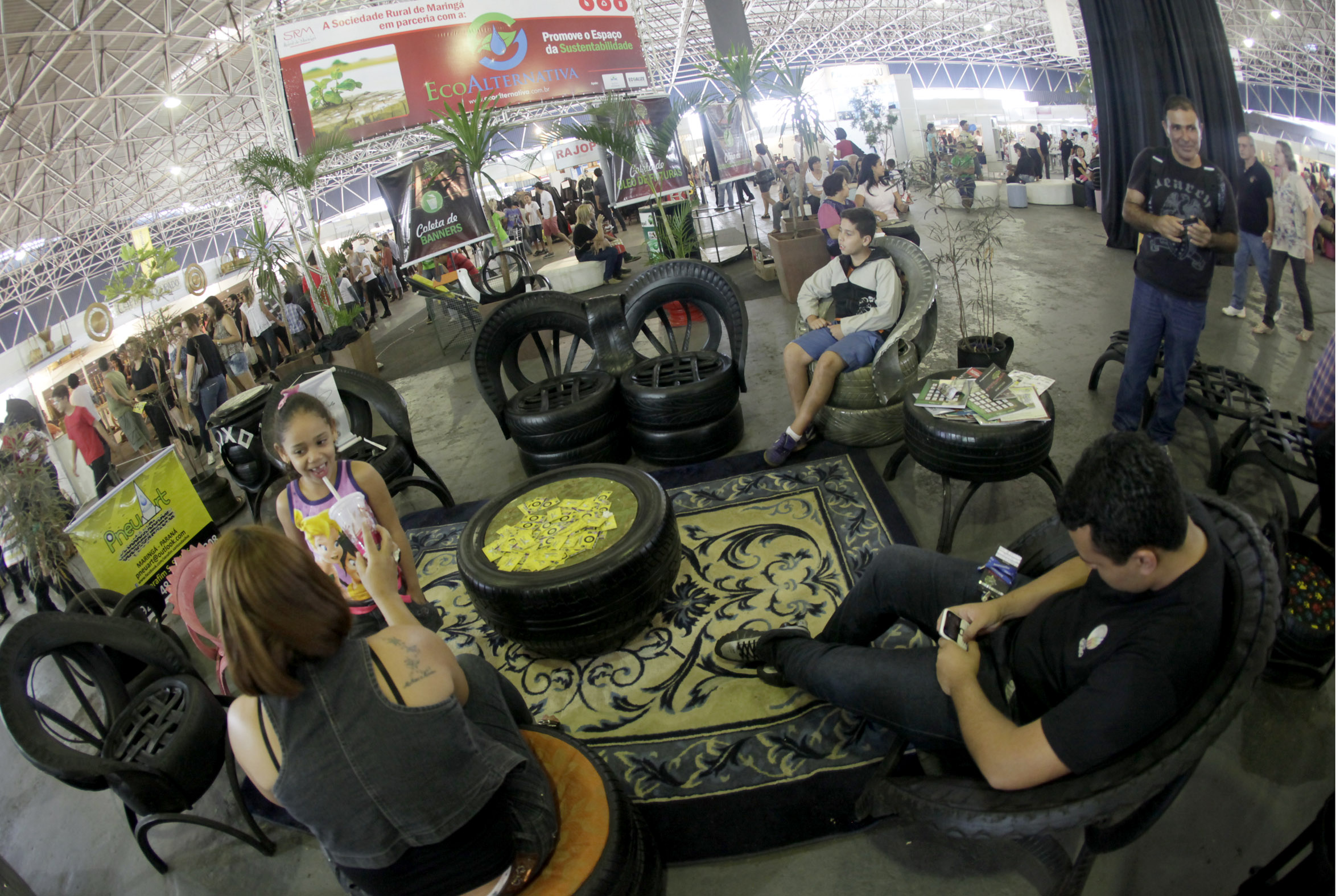 Santos ainda presta um serviço para a decoração de qualquer lar: são estantes, poltronas, mesas e bancos decorados | Divulgação / SRM / Walter Fernandes