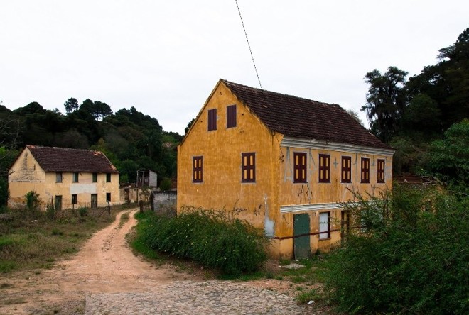 Casa dos Gerânios, também na Avenida Manoel Ribas, é exemplo da arquitetura do Vêneto, mas está mal conservada e sujeita a enchentes dos rios Uvu e Cascatinha |