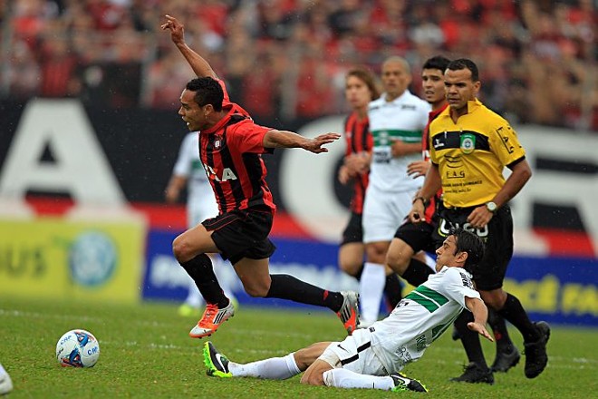 Edigar Júnio sofre falta de Robinho |