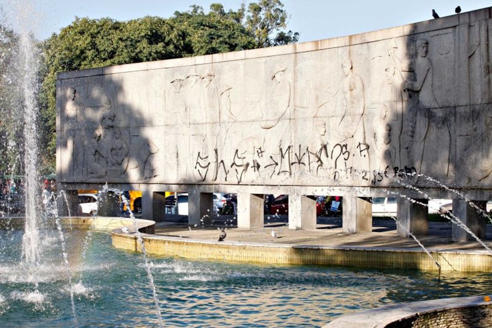 Painel pichado na Praça da Homem Nu: parede, muro, fachada e até obras de arte, nada escapa da ação de pichadores | André Rodrigues/ Gazeta do Povo