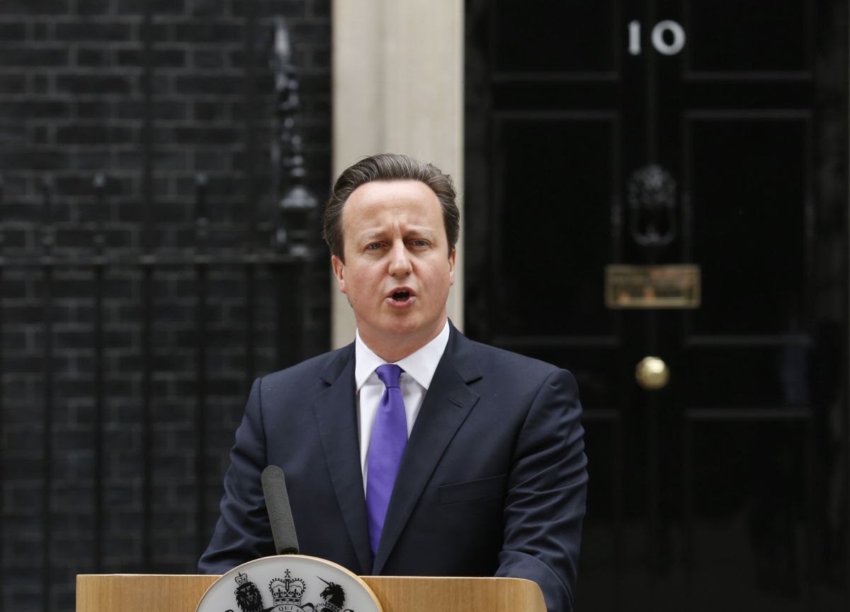 O primeiro-ministro britânico fala com a imprensa em frente à sede do governo britânico | Reuters/Olivia Harris