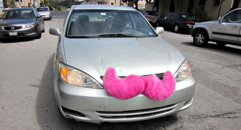 Os carros da empresa Lyft são facilmente identificados pelos clientes por um grande bigode colorido no parachoque | Reprodução