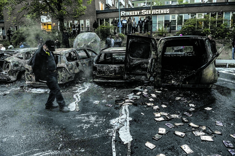 Carros queimados na capital sueca | Fredrik Sandberg/Reuters
