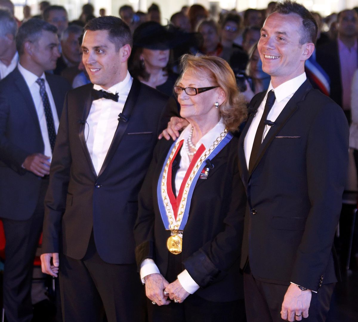Vincent Autin (à dir.) e Bruno Boileau (à esq.) posam com a prefeita de Montpellier, Helene Mandroux | Reuters/Jean-Paul Pelissier
