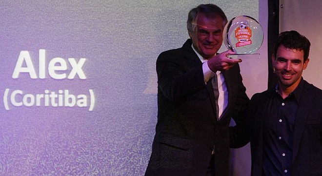 Presidente do Coritiba, Vilson Ribeiro de Andrade, recebe o prêmio em nome de Alex de melhor meia do Estadual do gerente de marketing da unidade jornais do GRPCom, Axeu Beluca | 