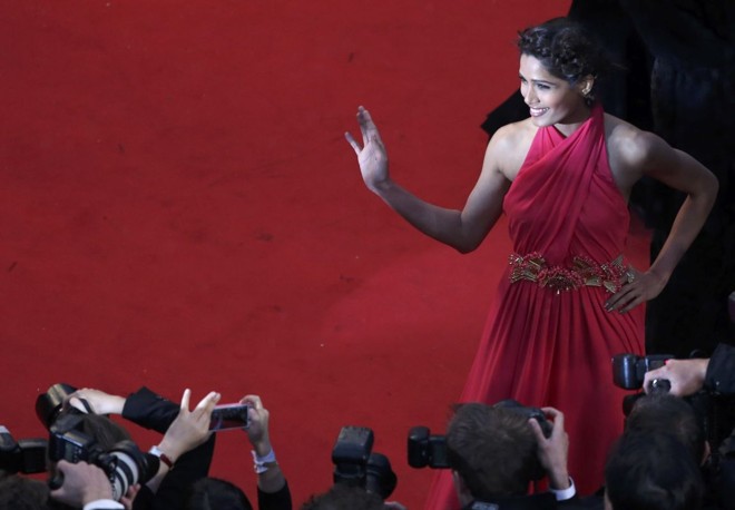 Freida Pinto posa para fotos em Cannes |