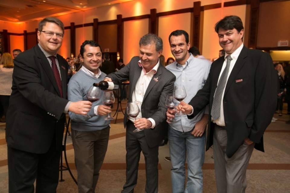 A Espanha vai mal, mas o vinho espanhol vai muito bem. O produtor Oscar Montaña (com a garrafa na mão), da renomada vinícola Marques de Tomares, participou pela segunda vez da Wine Gourmet Show, a feira enogastronômica realizada pelas importadoras Porto a Porto e Casa Flora. Na foto, os irmãos Pedro e Fernando Corrêa de Oliveira (nas pontas) e os restaurateurs Francisco Urban e Carlos Pereira | Celso Pilati