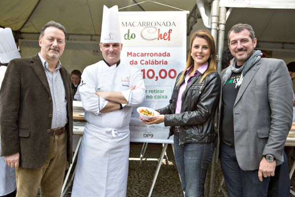 O cônsul geral da Itália, Salvatore Di Venezia (à esq.), a deputada do Parlamento Italiano Renata Bueno e o produtor executivo do Mia Cara Curitiba, Ricardo Trento (à dir.), com o chef Ricardo Filizola na abertura da Semana de Gastronomia Italiana, realizada sábado na Boca Maldita | Brunno Covello/Gazeta do Povo