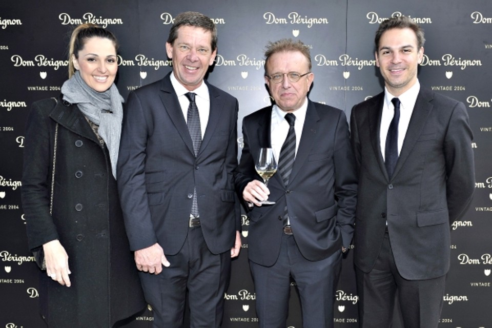 O casal Kethlen e Junior Durski (à esq.) com Richard Geoffroy (com a taça na mão), chef de cave da Dom Pérignon, e Edouard Dordor, da Maison Dom Pérignon, no lançamento mundial da nova safra 2004. O evento ocorreu na última terça-feira na abadia de Hautvillers, na região da Champagne, no interior da França | Divulgação