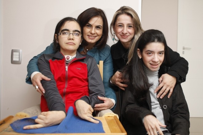 Duas mães na luta pelas filhas: um dia de cada vez |