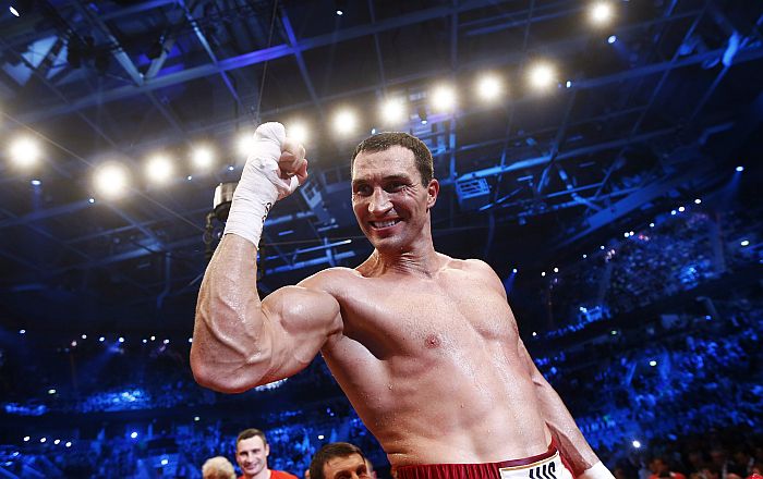 Wladimir Klitschko comemora vitória sobre Francesco Pianeta, que o mantém no topo dos pesos pesados | Kai Pfaffenbach / Reuters