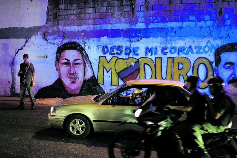 Soldado venezuelano faz patrulha na favela de Petare, em Caracas. O governo colocou cerca de 3 mil militares nas ruas da capital para conter a criminalidade | Jorge Silva/Reuters