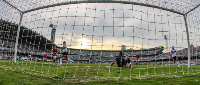 O camisa 10 do Coritiba no momento do segundo gol dele e do Coritiba contra o Atlético. Alex foi o maestro de um time instável durante todo o regional |