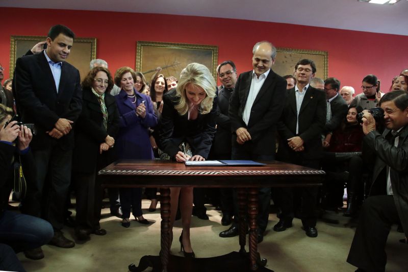 Mirian assina o termo de posse: primeira integrante do PT a assumir a prefeitura da capital | Jaelson Lucas/SMCS