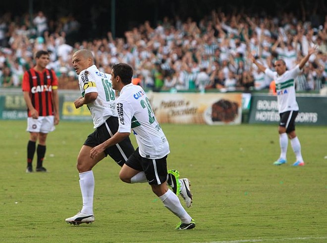 Alex comemora o primeiro gol pelo Coritiba na decisão. Ele marcou duas vezes na grande final | 