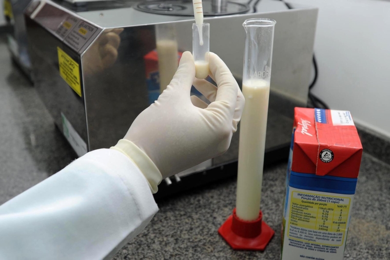 Lacen fará novas análises para identificar produtos usados para aumentar o volume do leite | Divulgação / Lacen