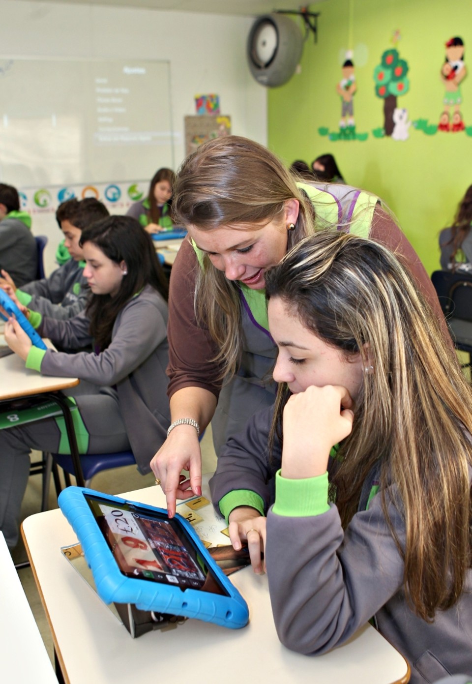 Evento dá pistas sobre a escola do futuro Alunos da escola Amplação já usam tablets em sala de aula | Aniele Nascimento/Gazeta do Povo