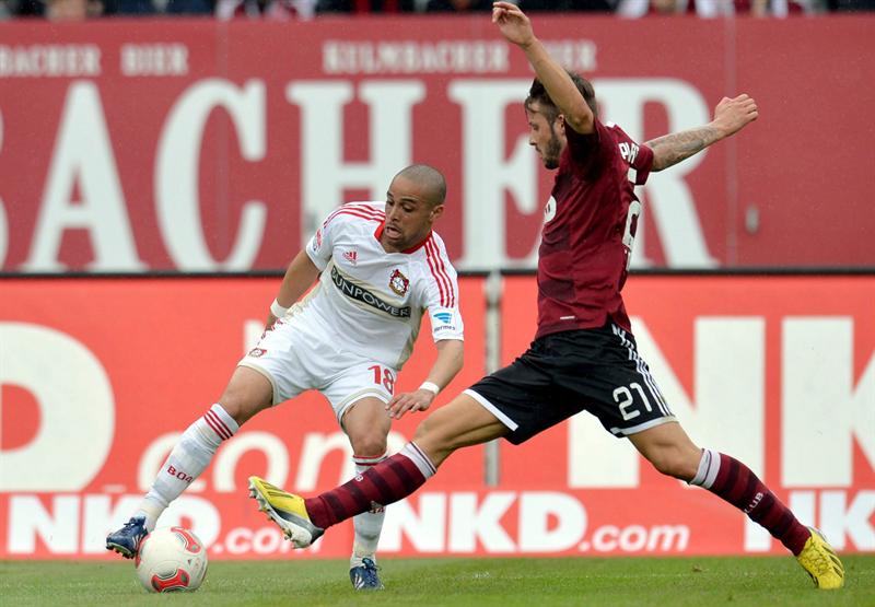 Marvin Plattenhardt (à direita), do Nuremberg, tenta impedir jogada de Sidney Samvies, do Leverkusen, durante partida do Campeonato Alemão | EFE/Timm Schamberger