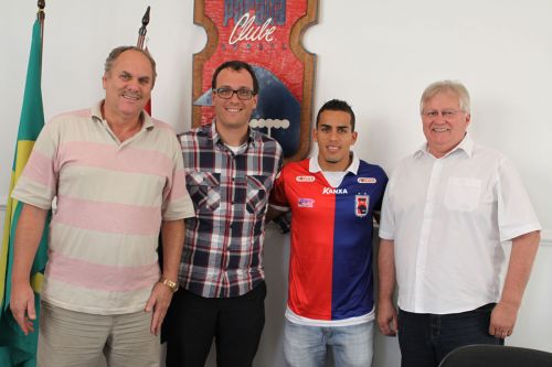 O vice-presidente Paulo César Silva, o gerente de futebol Alex Brasil, o novo-lateral esquerdo Tiago Silva e o presidente Rubens Bohlen | Robson Mafra / Paraná Clube