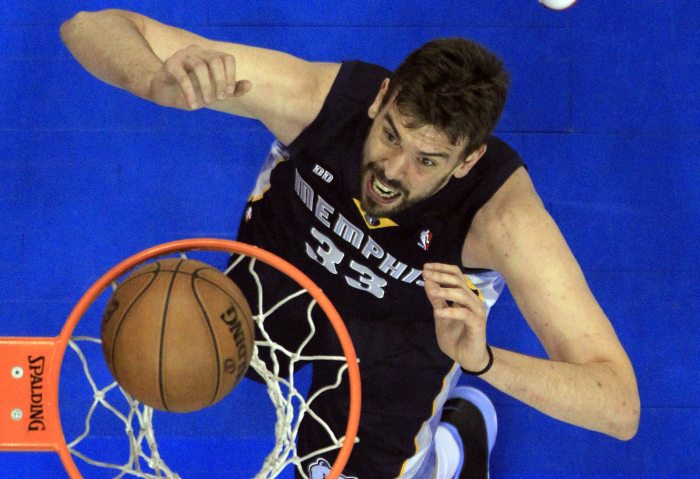 Pivô espanhol Marc Gasol, do Mamphis Grizzlies, a postos para o rebote no duelo com o Clippers | Lucy Nicholson / Reuters