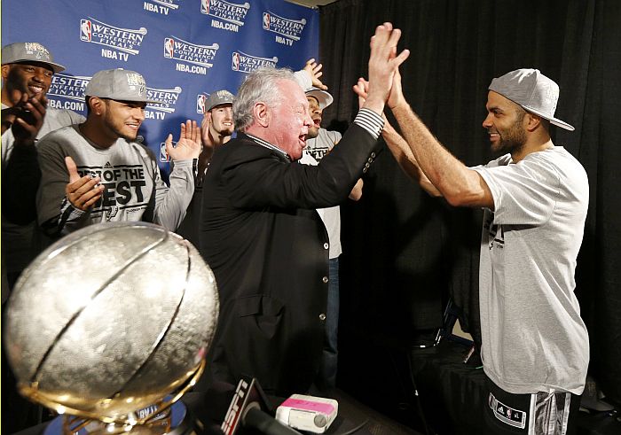 Francês Tony Parker comemora com o dono do San Antonio Spurs, Peter Holt, o título da Conferência Oeste da NBA | Rogelio V. Solis-Pool / Reuters