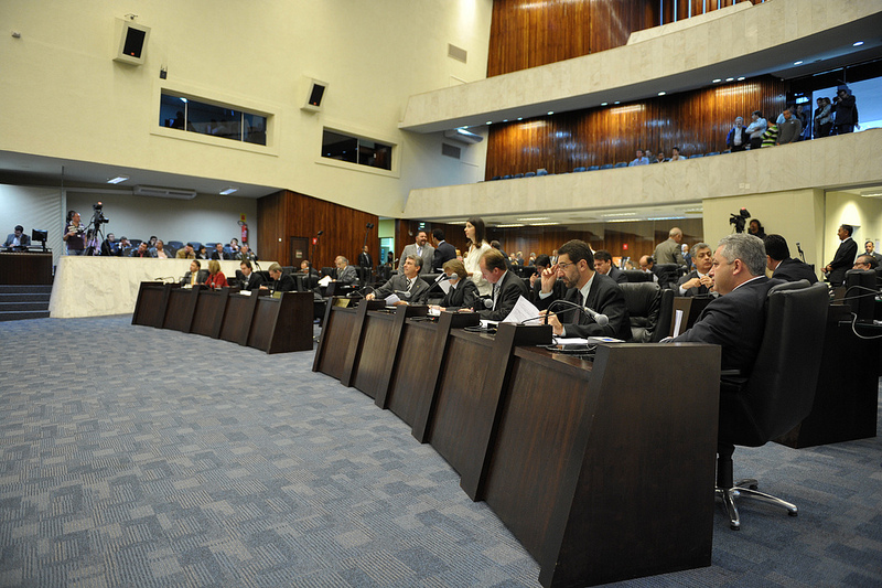 Deputados durante a sessão da manhã desta quarta-feira (29), que foi adiantada por causa do feriado | Sandro Nascimento/Alep
