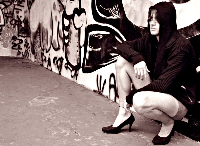 Agressão a rapaz em terminal de ônibus em Cascavel serviu de mote para ensaio fotográfico de homens usando calçado de salto alto em locais públicos da cidade. Iniciativa pretende chamar atenção contra o preconceito | Jefferson Kaibers/Divulgação