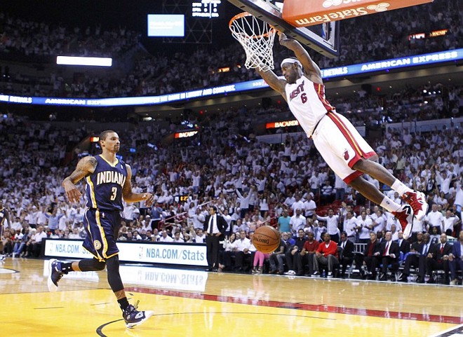 LeBron James voa para enterrar a bola na vitória do Miami Heat sobre o Indiana Pacers: só falta uma vitória para chegar à decisão | Joe Skipper / Reuters