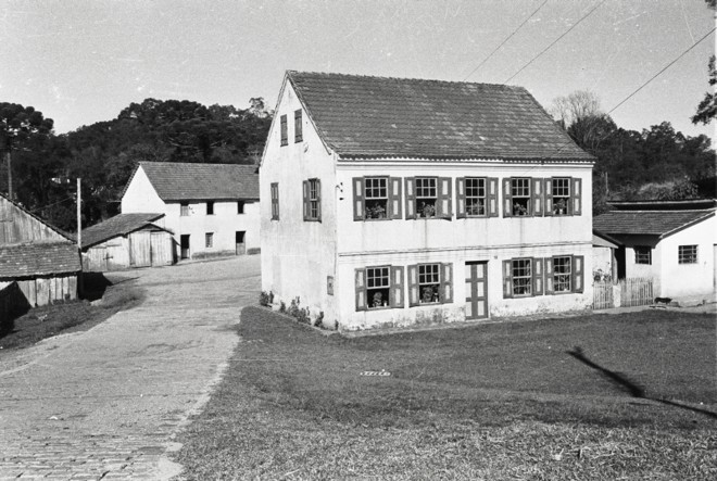 Construída no final do século 19 pela família Boscardin, a imponente Casa dos Gerânios tinha um moinho funcionando no galpão anexo |