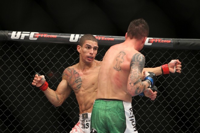 Primeiro duelo do UFC no Combate 2 foi de muita trocação |